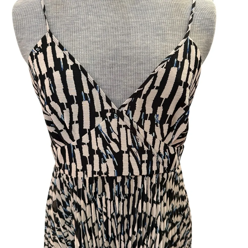 Uniqlo Sleeveless, v-neck, midi, geometric print, asymmetrical hem, full skirt - Picture 5 of 8